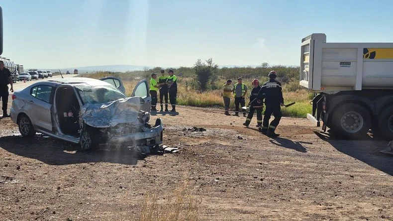 Bomberos asistieron a los ocupantes del rodado menor