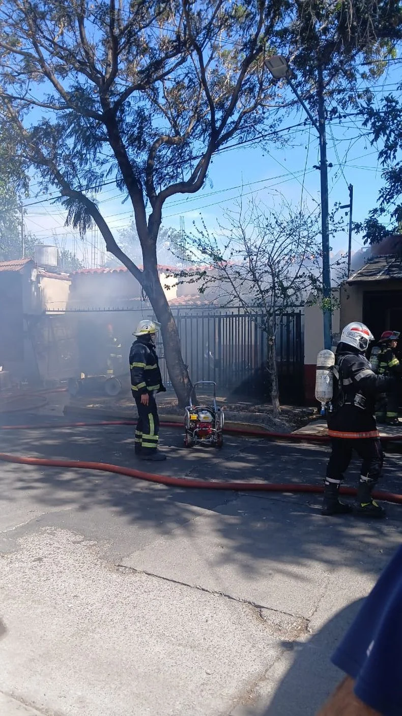Una mujer resultó herida a raíz del incendio desatado en Godoy Cruz.