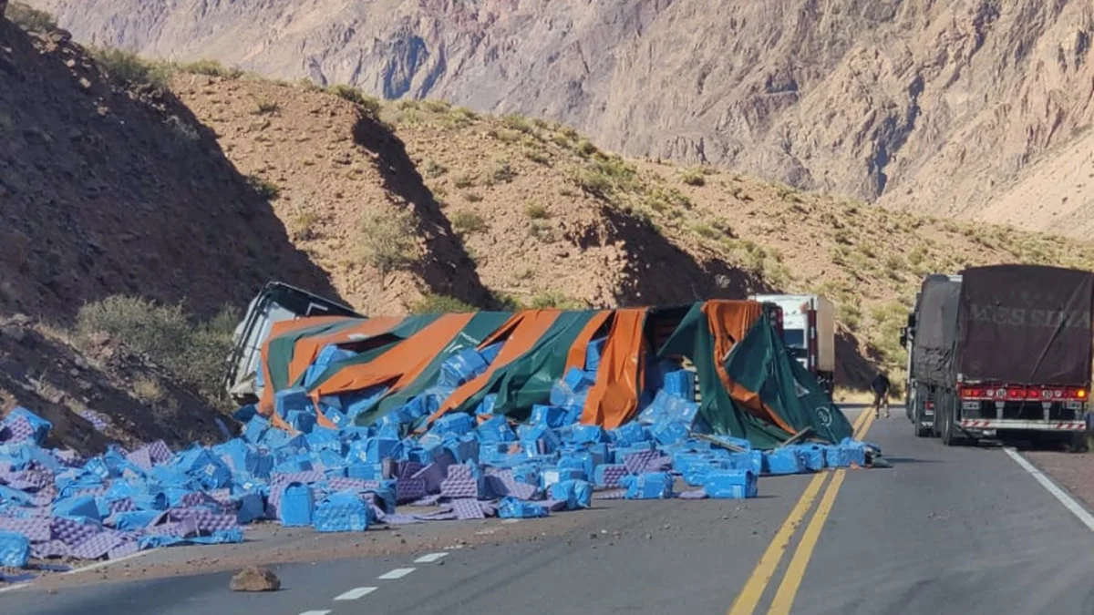 Vuelco y rescate en alta montaña: un camionero resultó herido tras perder el control del vehículo