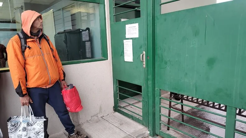 El padre de Facundo Gollano, este s&aacute;bado, esperando para ver a su hijo en el Polo Judicial.&nbsp;