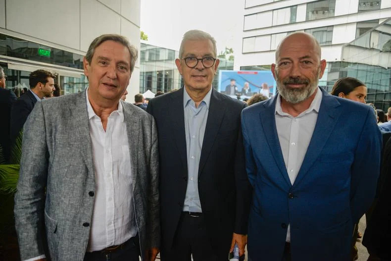 Emir Félix, presidente del PJ local junto al ex ministro de Agricultura, Julián Domínguez y el senador provincial Pedro Serra. 