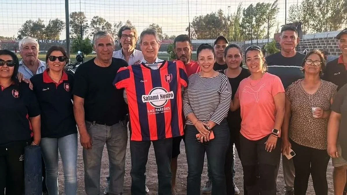 Fútbol y campaña: el intendente de San Rafael entregó una bomba de agua a un club local