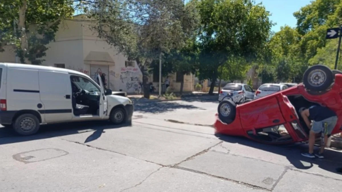Choque y vuelco en San Rafael: una mujer embarazada sufrió golpes