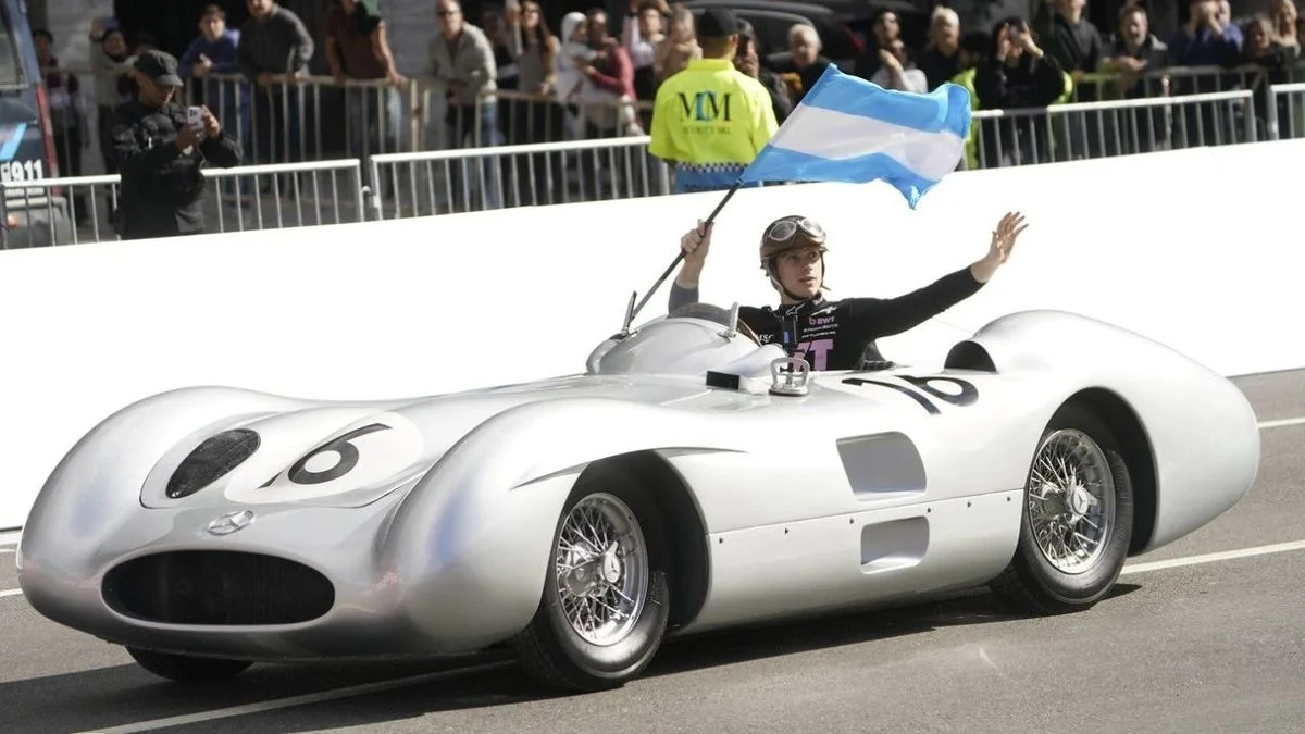 "Qué suerte la mía": la emoción de Colapinto al manejar la Flecha de Plata con el casco de Juan Manuel Fangio