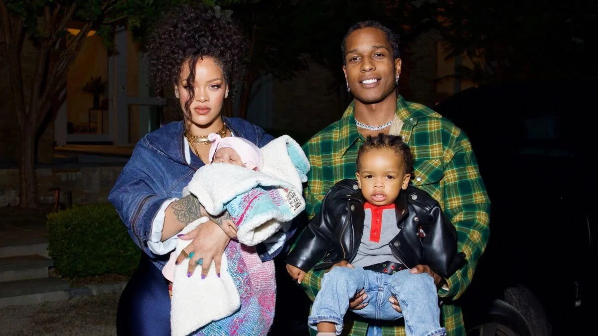 Rihanna fue mamá por tercera vez y presentó a su bebé en redes