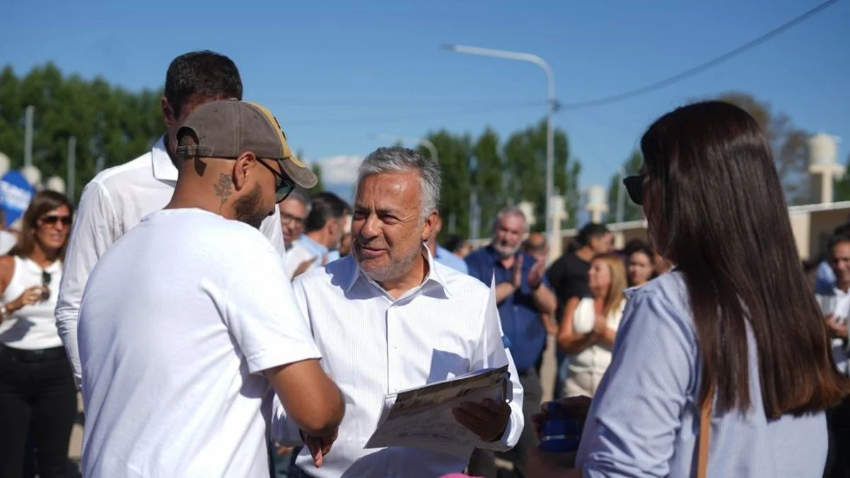 Cornejo entregó más de 100 viviendas en Tunuyán que había prometido un ministro de Suárez