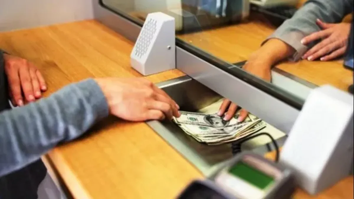 Bancarios acordaron una suba de 2,9% en febrero: el salario inicial supera los $2,18 millones