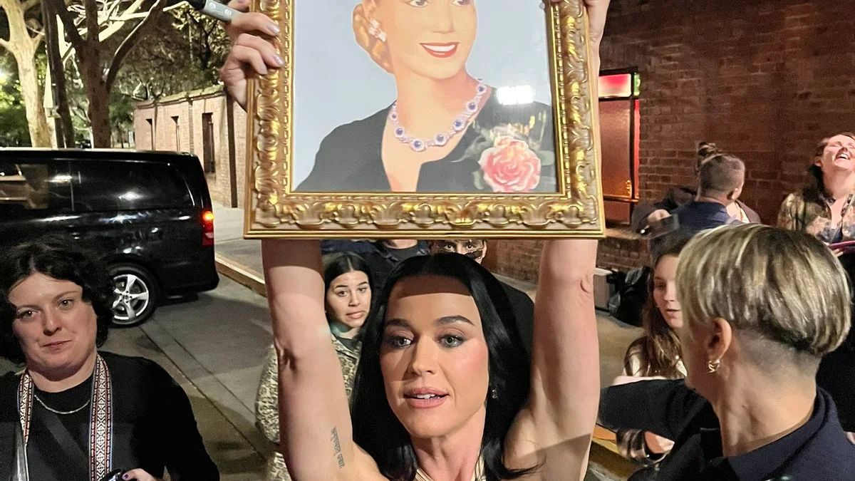 Viral: Katy Perry levantó un cuadro de Eva Perón y sorprendió a sus fans en Recoleta