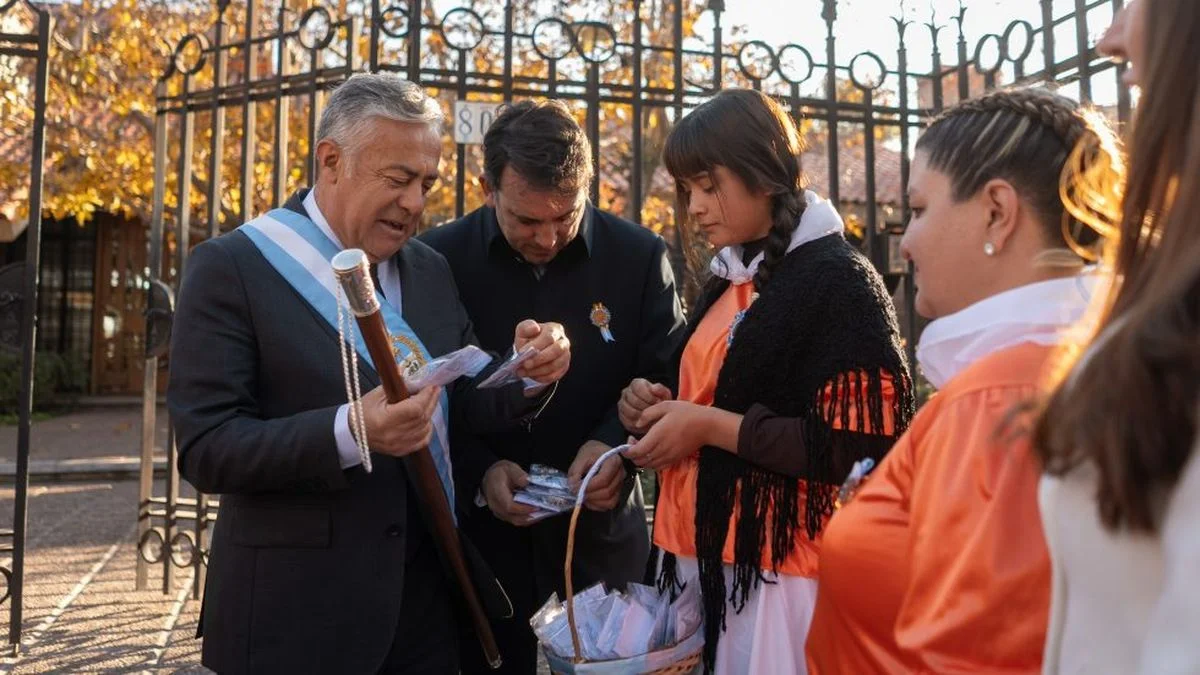 Galería de fotos: tras el Toque de Diana, Cornejo posó con vecinos, niños, gauchos y su tropa de "leales"