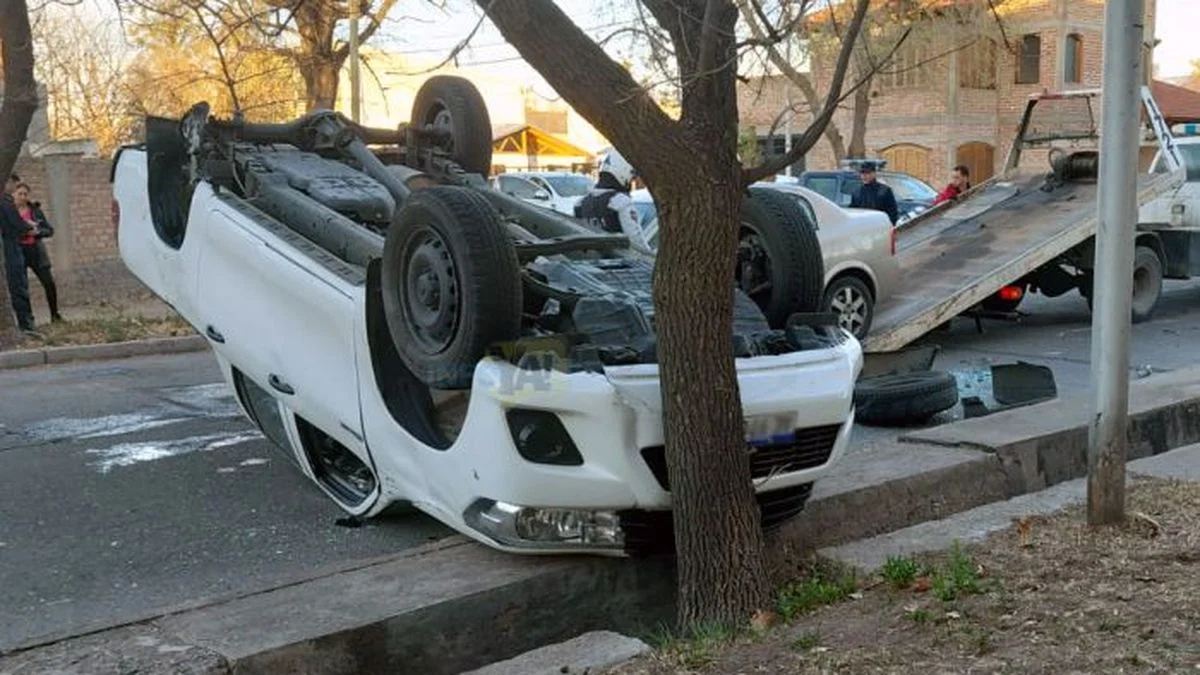 Choque en una esquina de San Rafael: una camioneta quedó sobre un auto