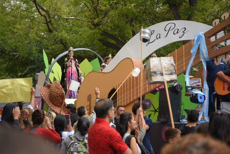 El imponente carro de La Paz en el Carrusel gan&oacute; primer lugar del concurso