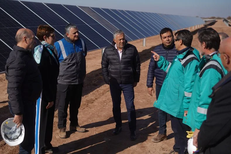 Cornejo junto al intendente de Las Heras, Francisco Lo Presti en la recorrida del parque solar El Quemado.&nbsp;