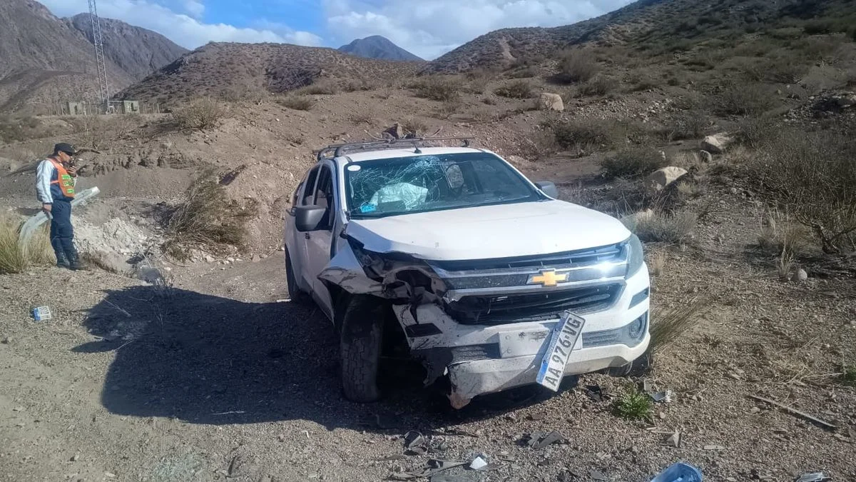 Violento accidente en Luján: una mujer está grave tras intentar esquivar un camión y chocar con un auto