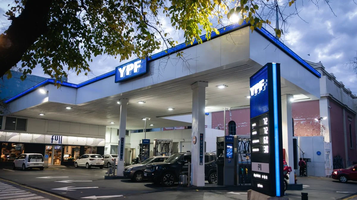 Desde el 23/6 se podrá cargar nafta más barata en la madrugada.