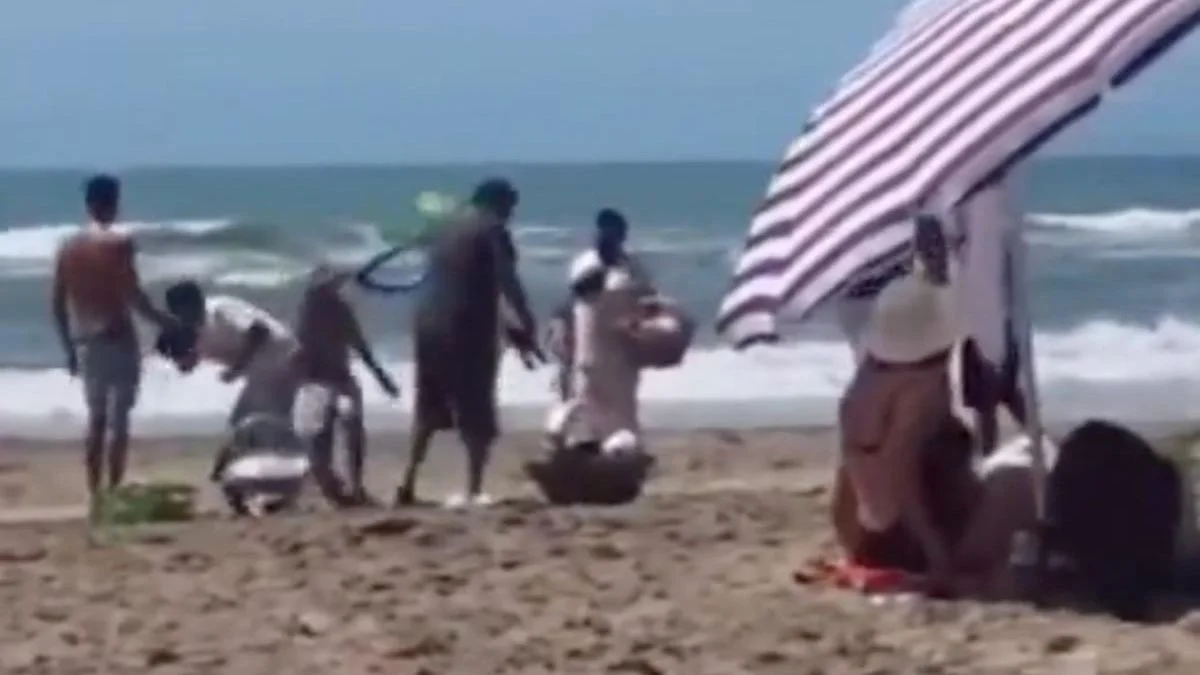 VIDEO | Vendedores ambulantes de churros se agarraron a las piñas en Mar Azul