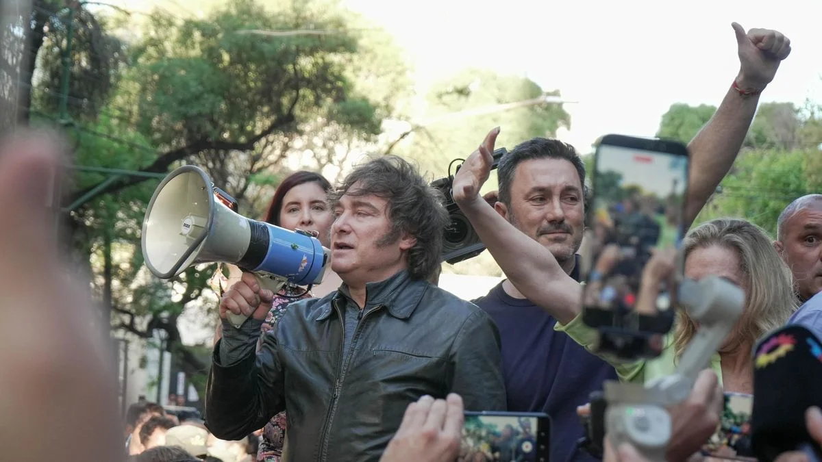 Javier Milei en Mendoza: militantes y opositores se cruzaron en la caravana en pleno centro