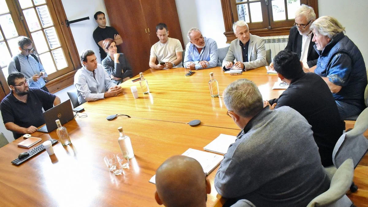 Legisladores se reunieron con AYSAM para reclamarle por el agua
