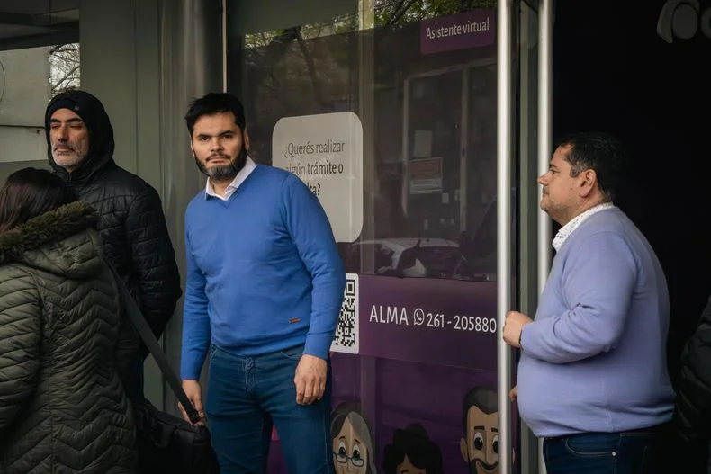 Funcionarios de OSEP en la puerta de la sede. 