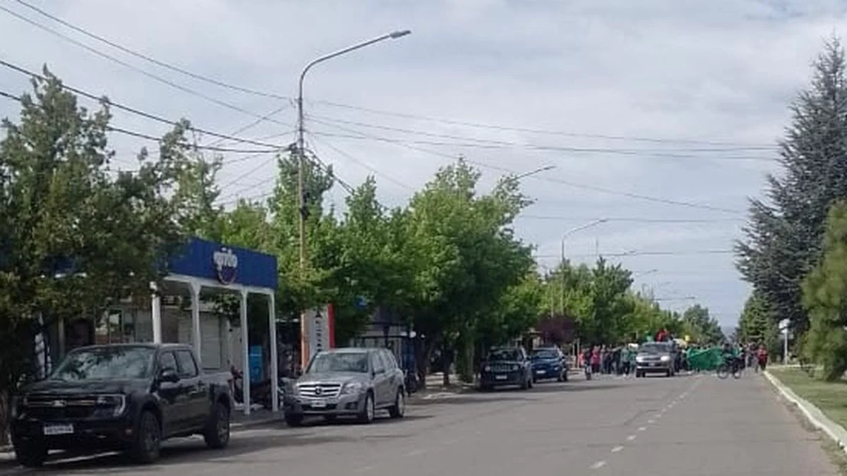 Marcha de ATE por las calles de Malargüe en reclamo por los salarios de los municipales