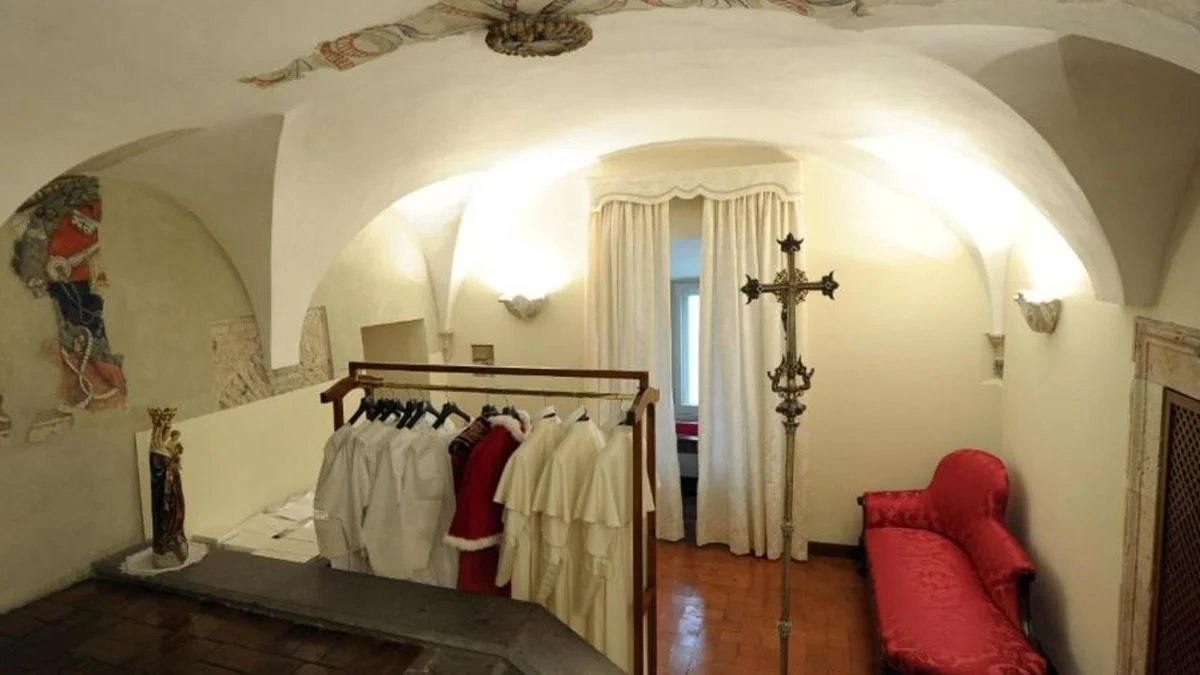 El nuevo papa, a la Sala de las Lágrimas antes de aparecer en el balcón de la plaza San Pedro