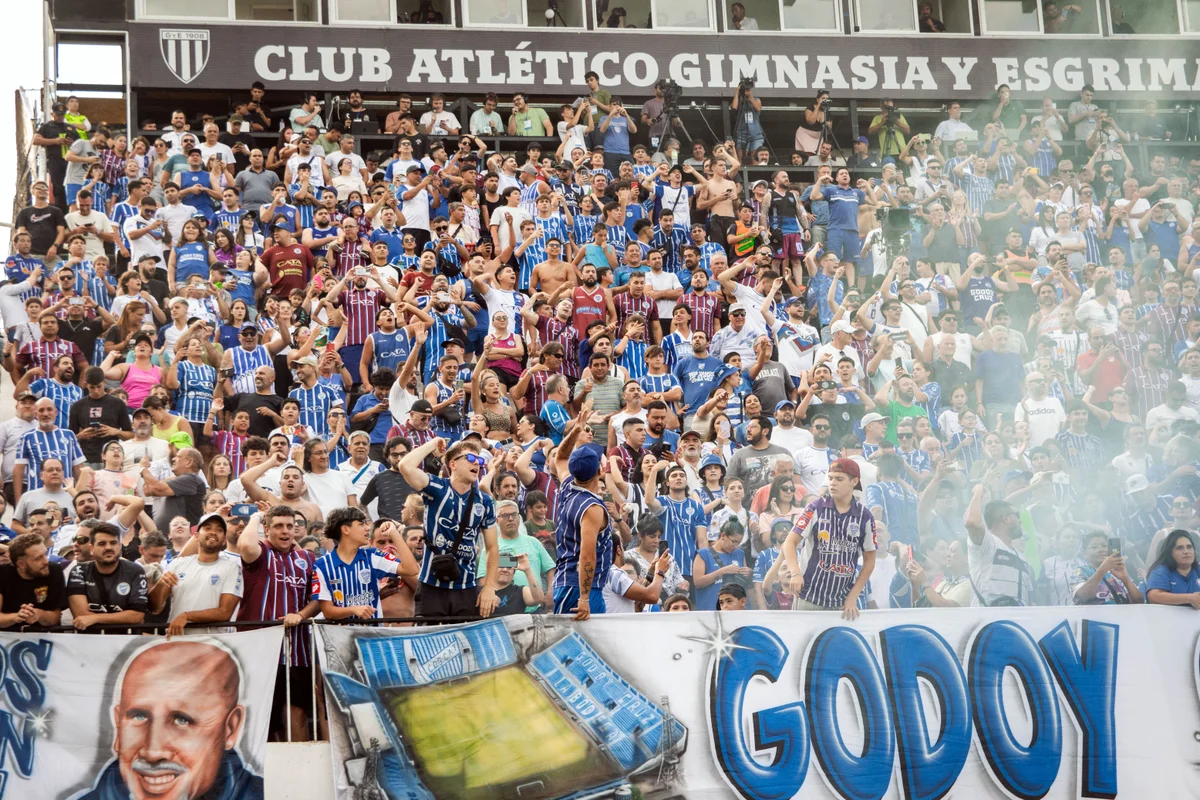 Hinchada Godoy Cruz - Tomba (12).jpg
