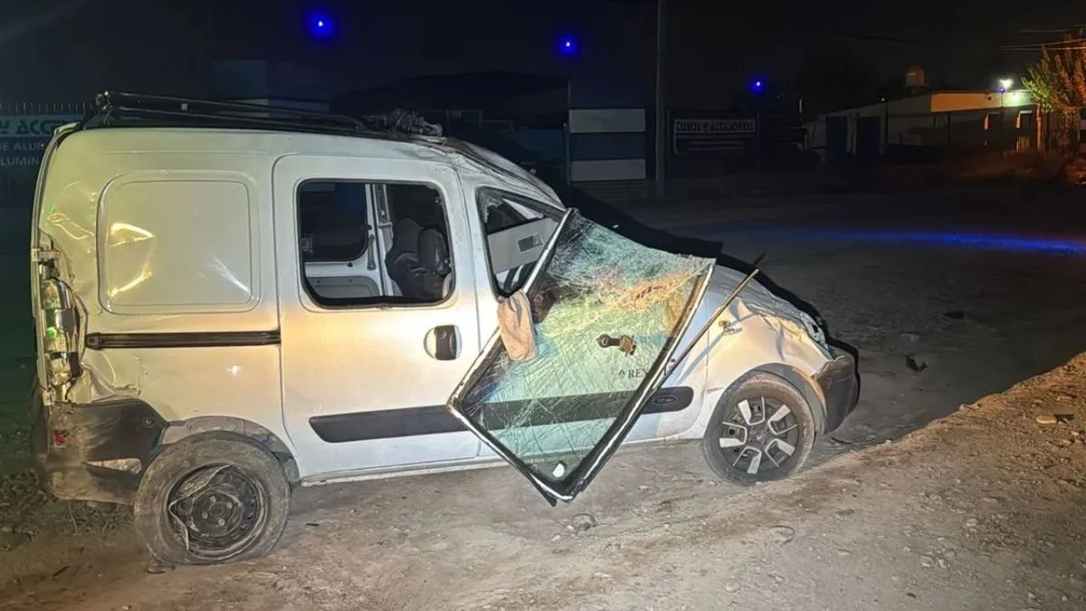 Feriado accidentado: un violento vuelco en el Acceso Este terminó con dos mujeres hospitalizadas