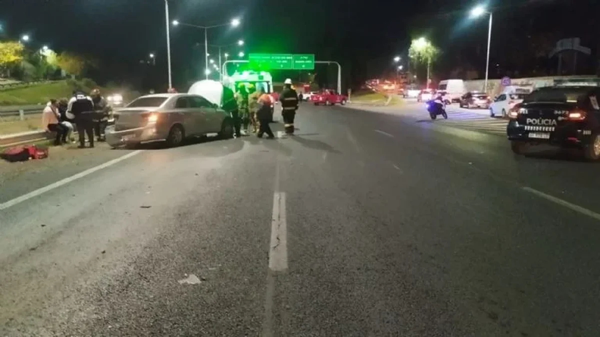 Aparatoso accidente entre un auto y una camioneta en el acceso Sur