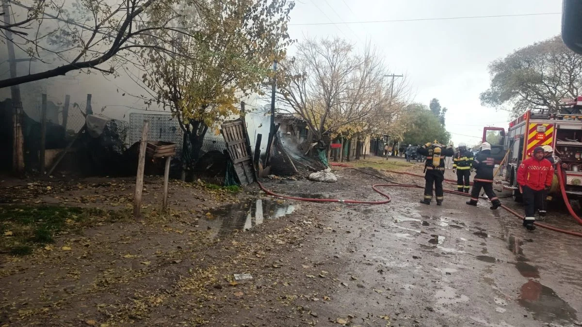 Incendio total en una vivienda de Agrelo: una mujer de 76 años perdió todo