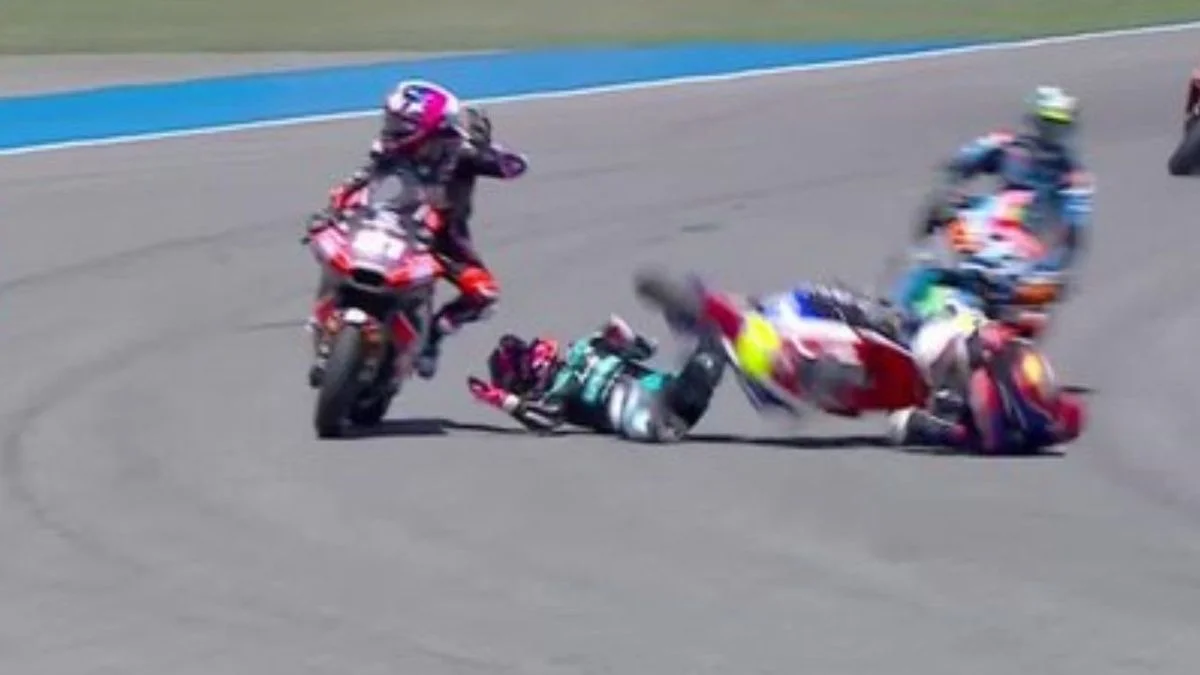 El impactante accidente de David Alonso en el GP de Tailandia: cayó en pista y fue embestido por otro piloto