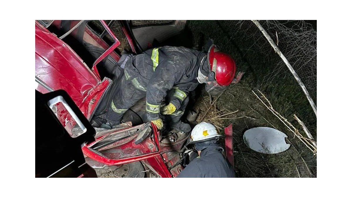 Un conductor quedó atrapado en su auto tras un choque en Maipú: bomberos lo rescataron