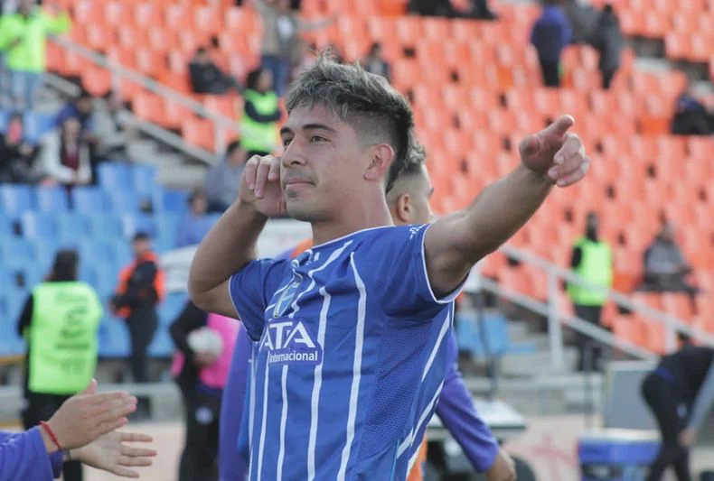 El delantero diferenci&oacute; las dos hinchadas y arm&oacute; revuelo en Mendoza.