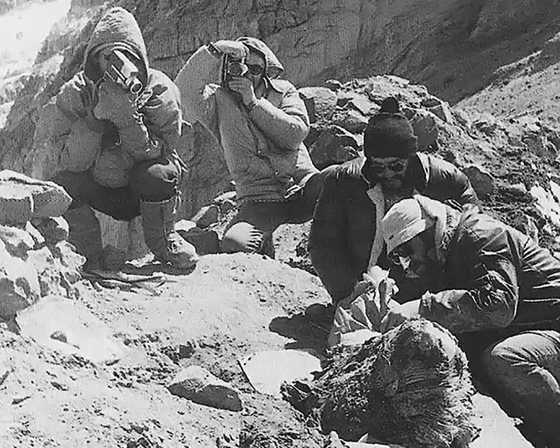 El grupo de monta&ntilde;istas se acerc&oacute; y vieron unas plumas amarillas y negras. Era el tocado del nene sacrificado por los incas (Centro cultural de alta monta&ntilde;a www.culturademontania.org.ar/)