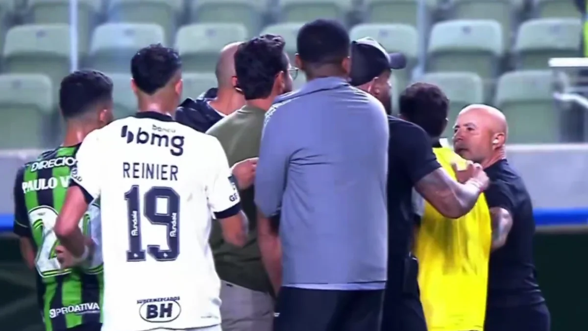 Clásico y escándalo en Brasil: Jorge Sampaoli perdió los estribos por una chicana y casi termina en piñas