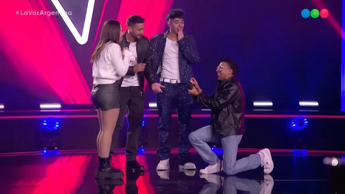 Además de cantar, Michael Giménez sorprendió con una propuesta de casamiento en vivo