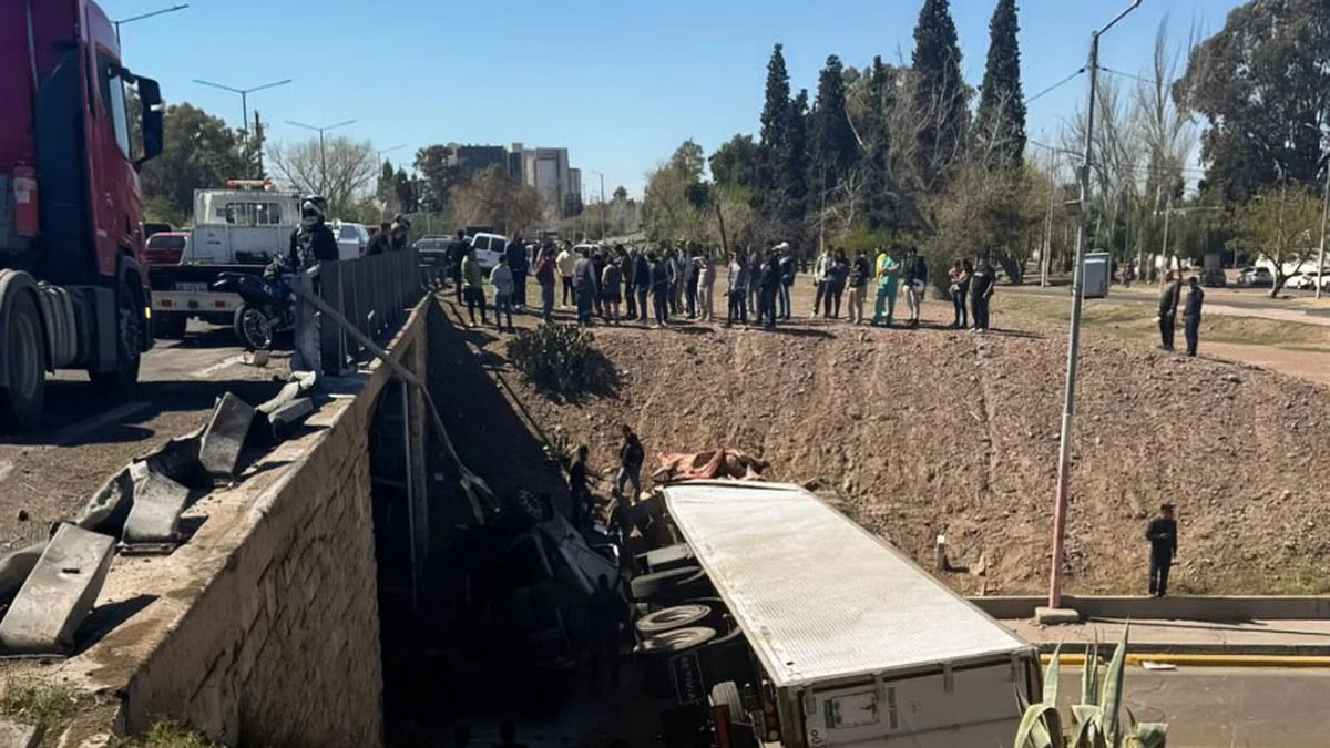 Un camión con una valiosa carga cayó de un puente en Acceso Este tras chocar con un utilitario