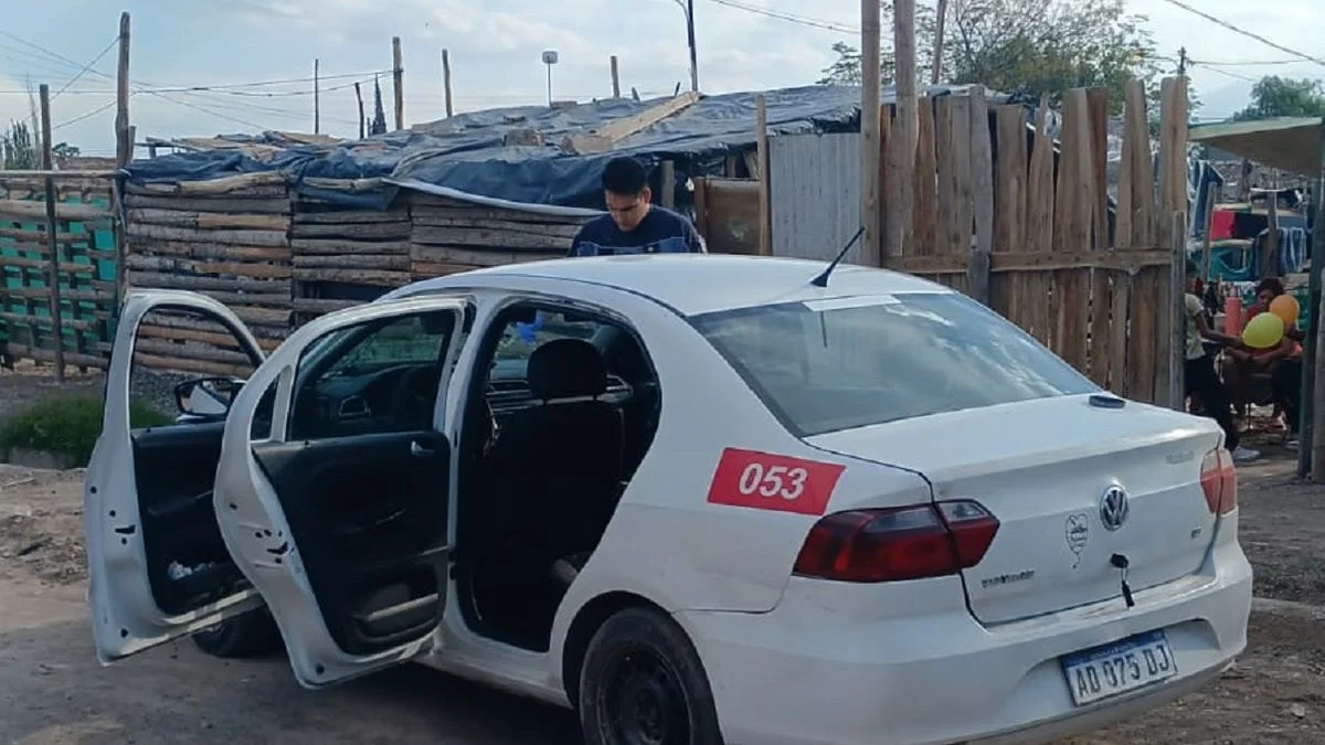 Dos delincuentes golpearon a un remisero y le robaron el auto: la Policía atrapó a uno de ellos