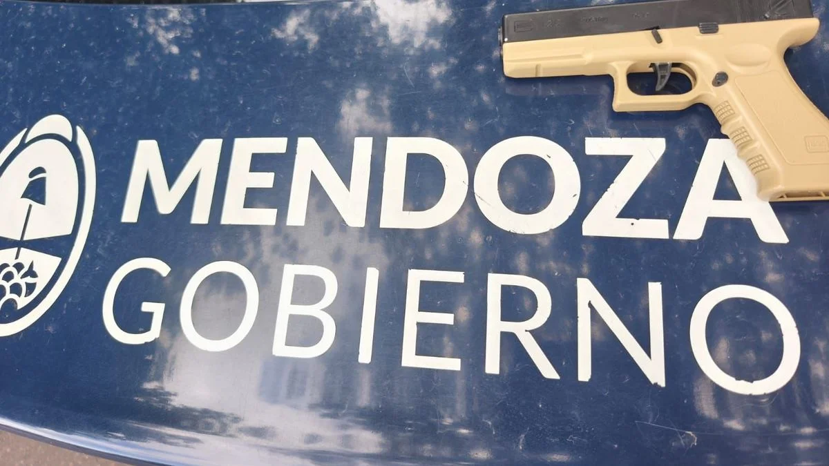 Alertaron que cuatro menores viajaban con una arma en un colectivo en Godoy Cruz: se trataba de una réplica