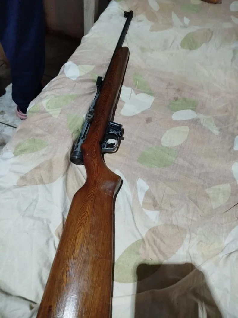 El arma que se ofrecía en las redes sociales. Una carabina calibre 22 