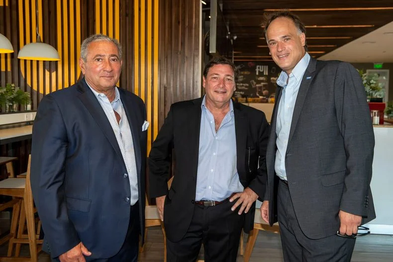 Inauguraci&oacute;n YPF Uspallata en Las Heras. Alfredo Vila, Omar Parisi y C&eacute;sar Chiavassa. (Gentileza Los Andes)
