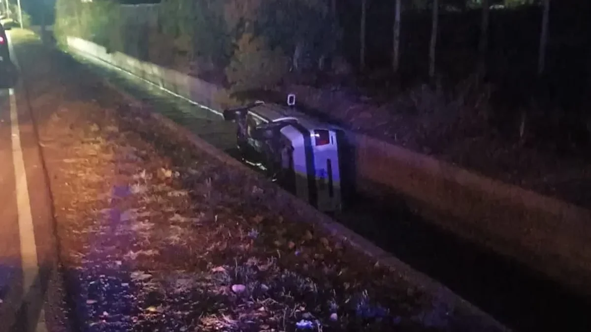 Estaba muy ebrio y cayó con su auto a un canal en Maipú