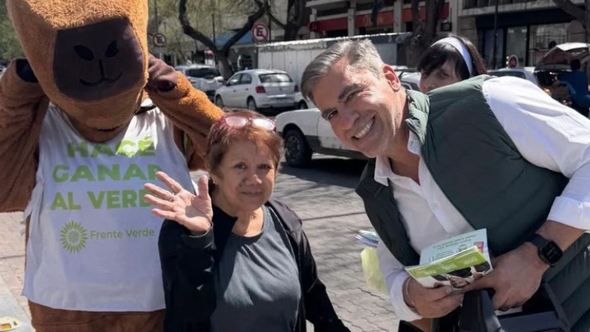 Con viento y un capibara, el Frente Verde realizó un acto de campaña en el centro de San Rafael