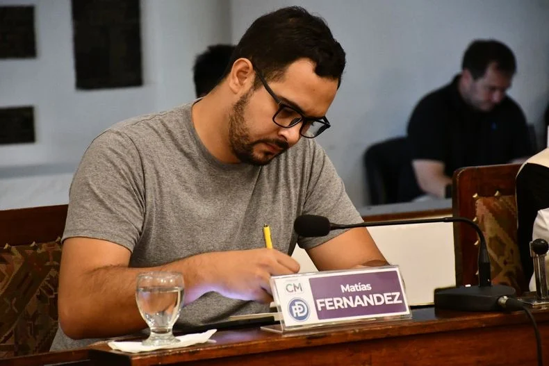 Al concejal Matías Fernández le achacan que cursa estudios universitarios en la mañana y que eso impacta en el funcionamiento de las comisiones. 