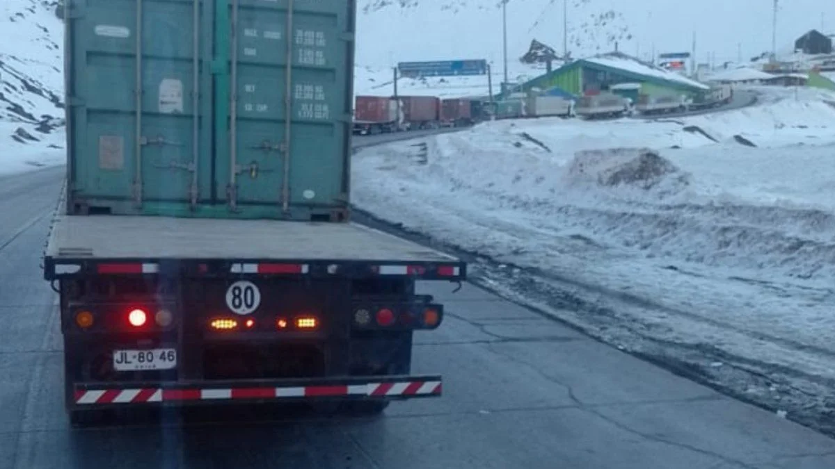 Por las nevadas en la Cordillera, cierran el Paso a Chile