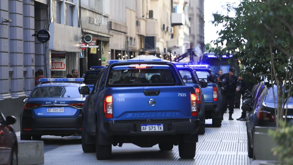 Una mujer se tiró desde un primer piso semidesnuda y asegura que era víctima de explotación sexual