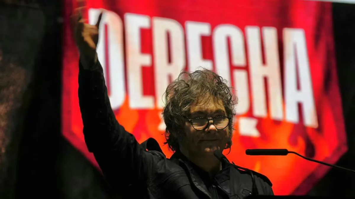 Milei se sumó al canto de "Cristina tobillera": se señaló el pie y pidió "prisión para chorros como la señora"