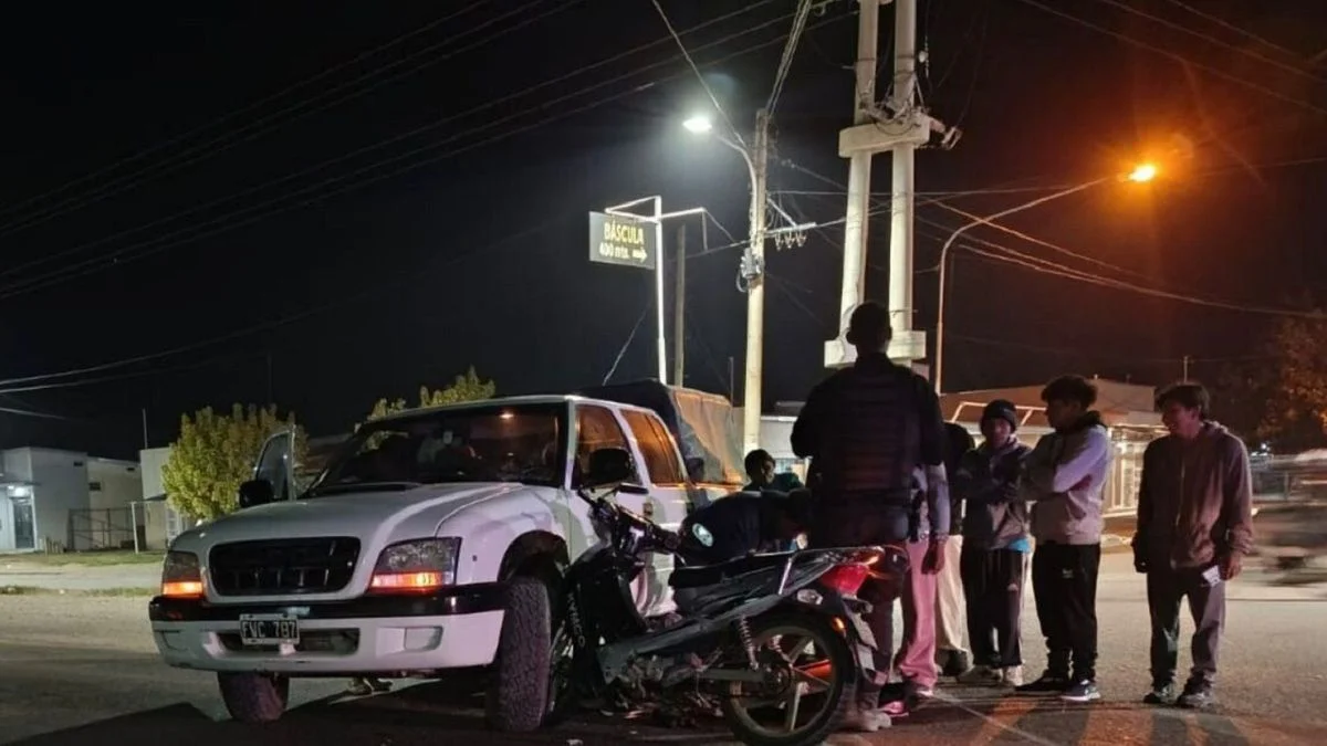 Choque entre una camioneta y una moto en San Rafael: un hombre quedó internado