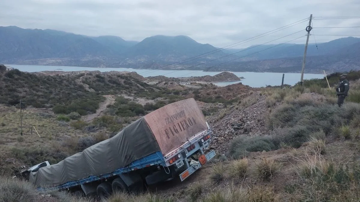 Otro camión desbarrancó en Potrerillos: se quedó sin frenos y el chofer se salvó de milagro