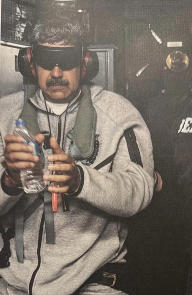 Nicolás Maduro bajo el control de fuerzas de Estados Unidos. La imagen fue publicada por Donald Trump.