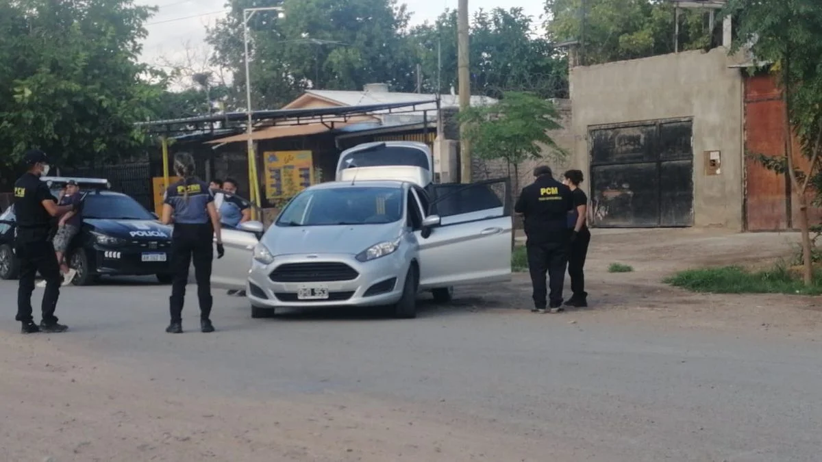 Persecución policial en Las Heras terminó con dos móviles chocados y el secuestro de un auto robado
