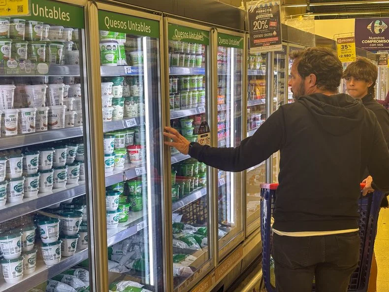 Los supermercados remarcarán todo tras la suba del dólar. 
